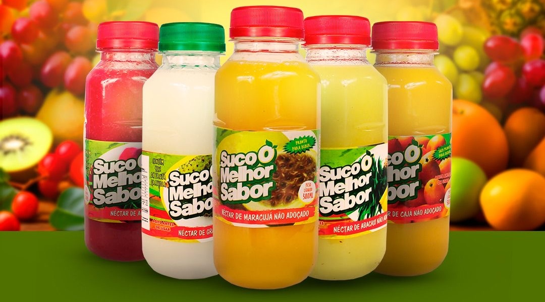 Garrafinhas originais Suco O Melhor Sabor com rótulos verdes e tampas vermelhas